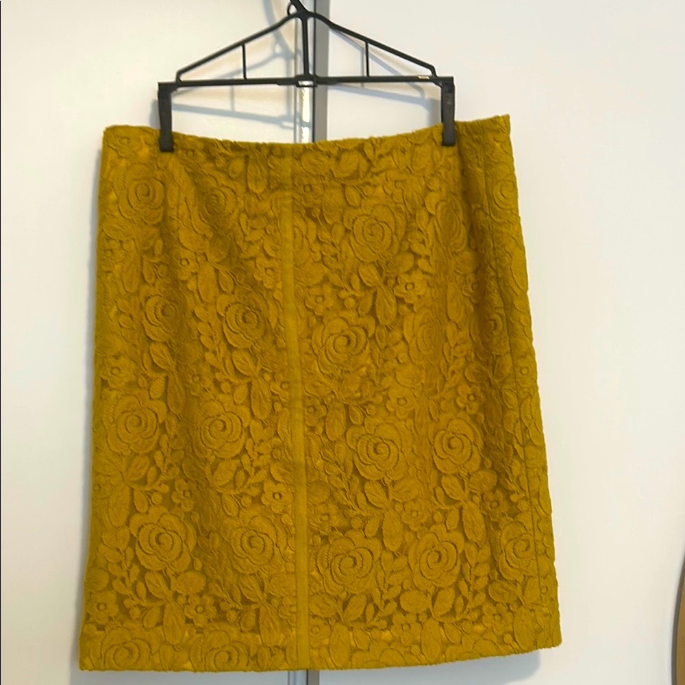 Gold Embellished Knee-Length Pencil Skirt. Size 40. Mint condition.